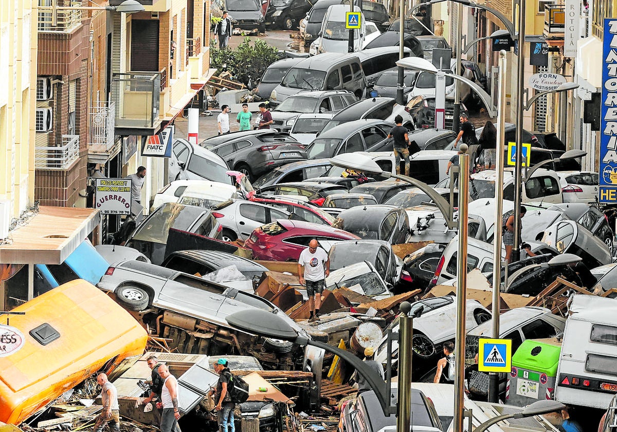 Extra army support called up in face of scale of Valencia disaster